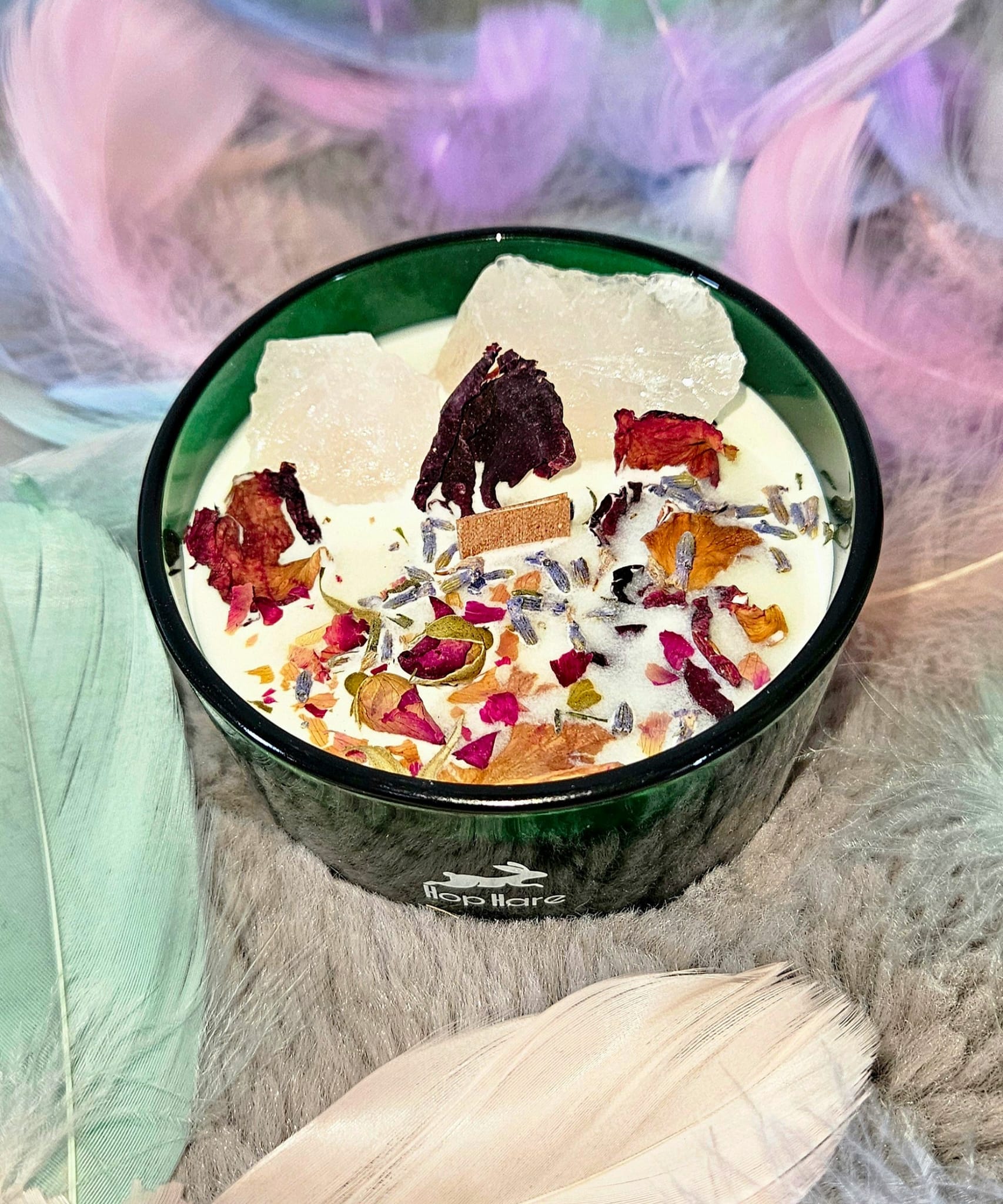 Bougie parfumée Les Amoureux avec quartz rose – énergie d’amour, douceur et ouverture du cœur.