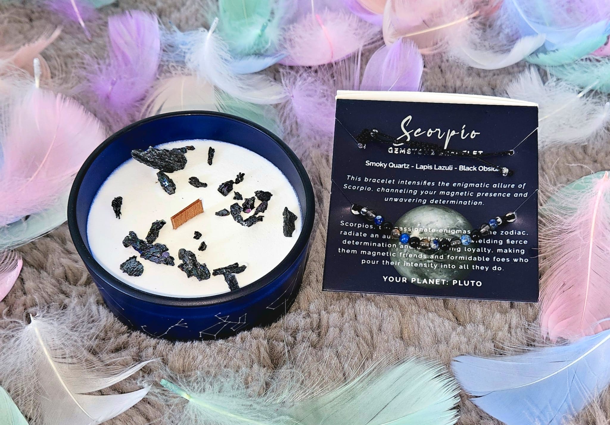 Bougie parfumée zodiaque Scorpion avec bracelet en pierres naturelles – quartz fumé, lapis-lazuli et obsidienne noire.