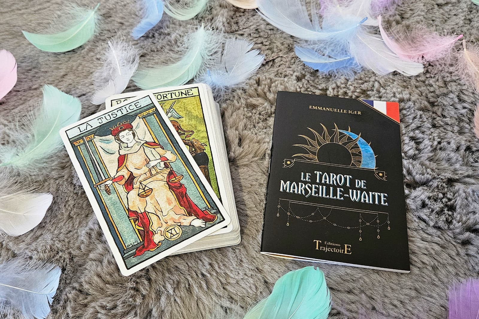 Tarot de Marseille-Waite présenté avec le livret explicatif en français, ouvert sur les instructions de tirage.